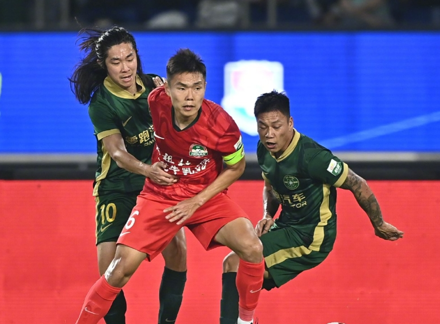 中超赛场上意外发生,球员表现受到关注 中超赛场上意外发生,球员表现受到关注