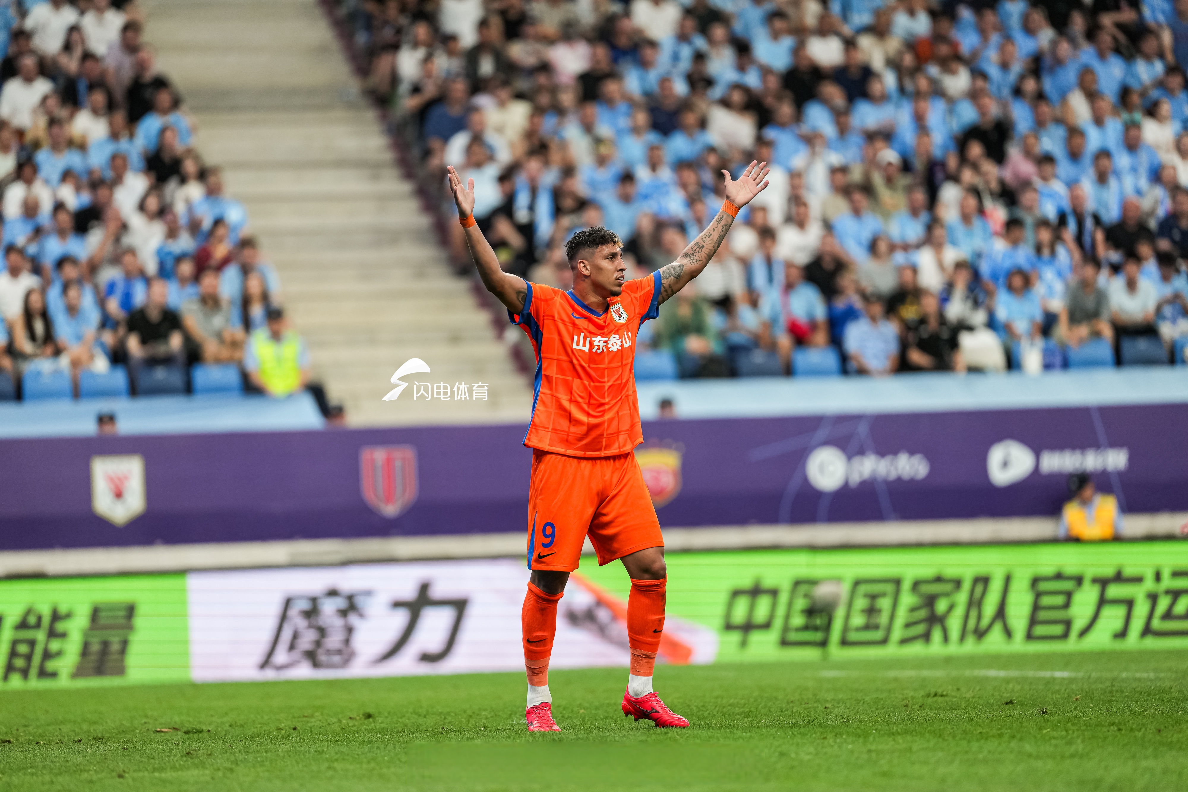 中超赛场上意外发生,球员表现受到关注 中超赛场上意外发生,球员表现受到关注