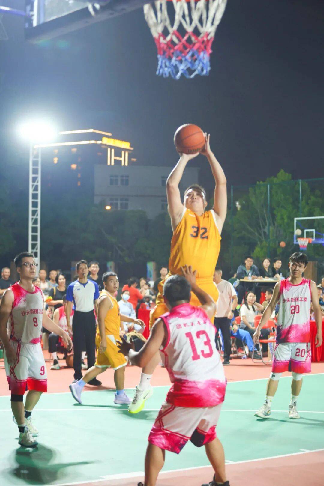 篮球赛事现场观众兴奋欢呼,气氛火爆的简单介绍 篮球赛事现场观众兴奋欢呼,气氛火爆的简单介绍