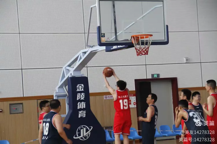 谁与争锋，球场上一绝技精彩绝伦的简单介绍