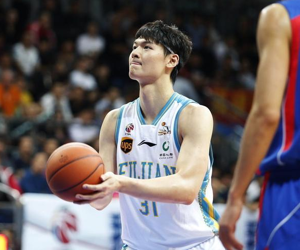 掘金逆转青岛队，王哲林点燃赛场