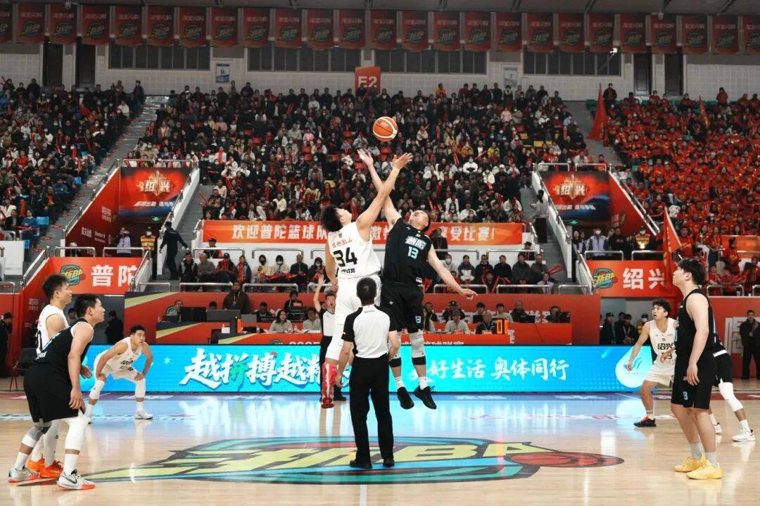 篮球赛事引领热潮，球迷热情参与尽展热爱的简单介绍